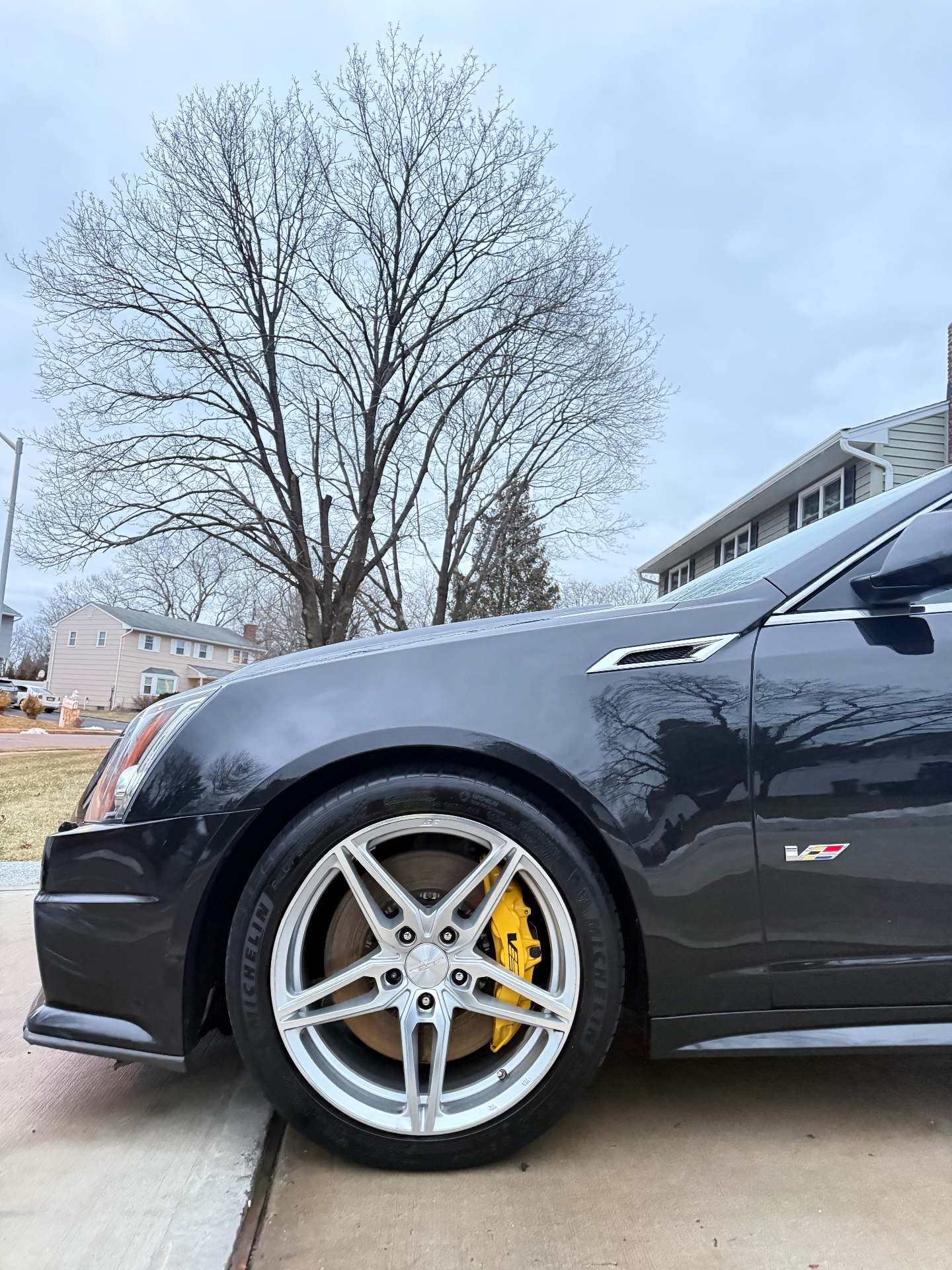 Cadillac CTS-V with mirror gloss and polished wheels after detailing