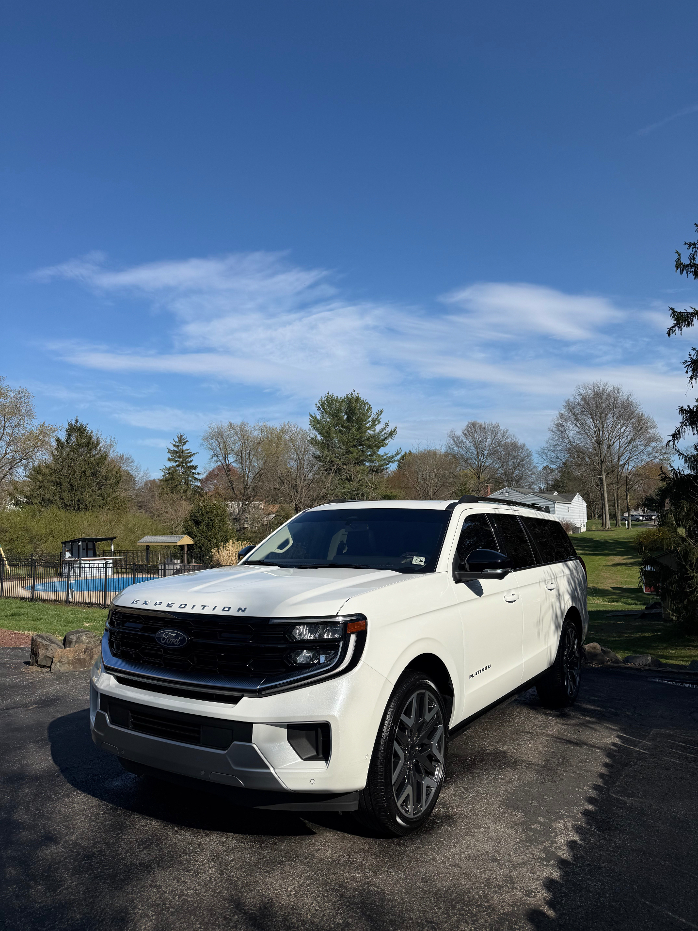 White Ford Expedition Platinum with glossy clean paint after exterior detail