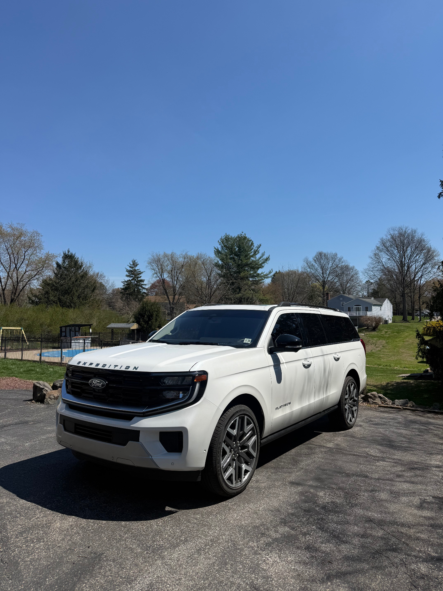 White Ford Expedition Platinum with dirty streaked paint before exterior detail
